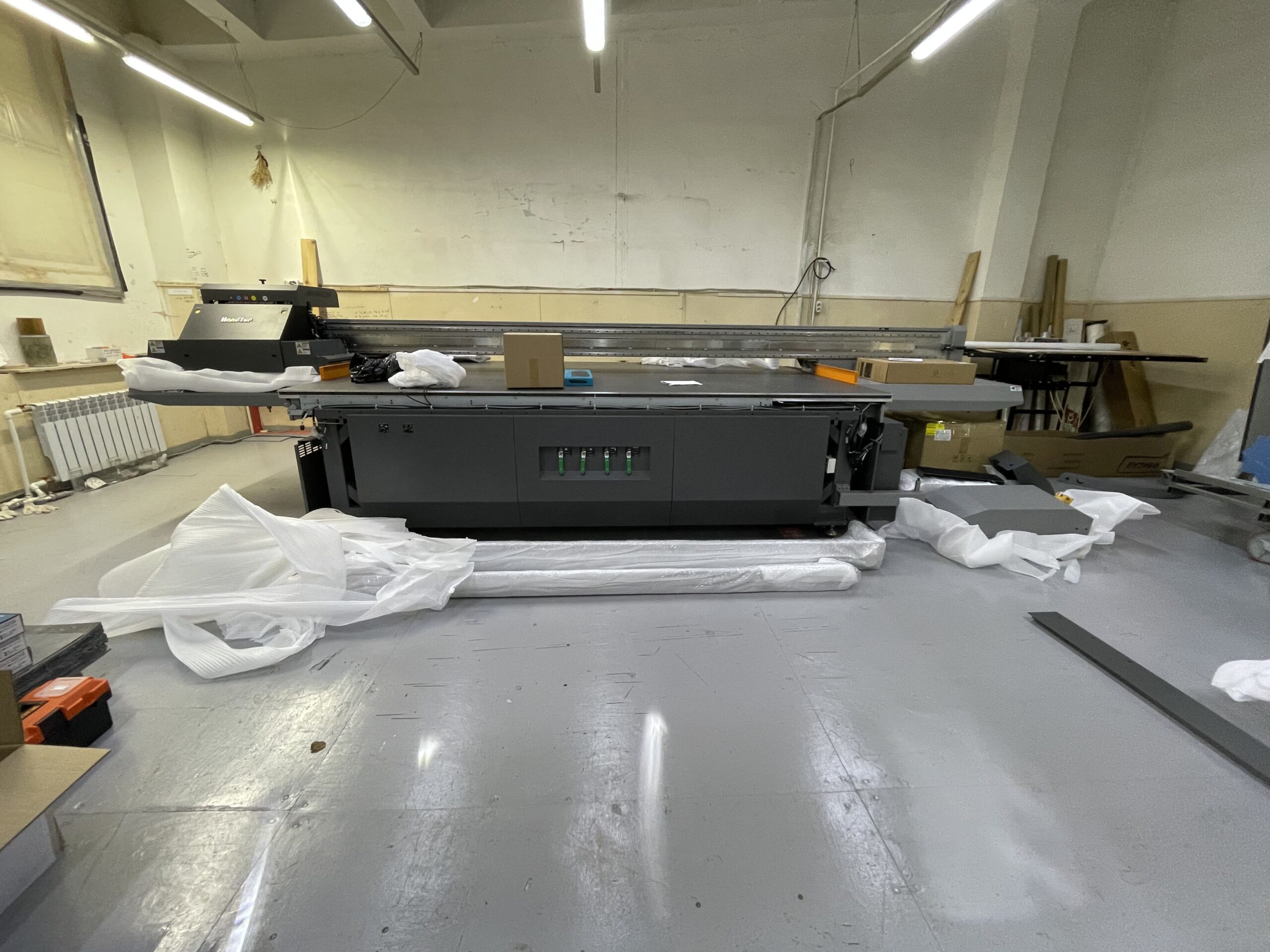 Успешная инсталляция планшетного принтера Handtop HT3020 FK10 в Подольске